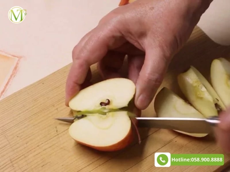 Sơ chế táo để làm sốt táo